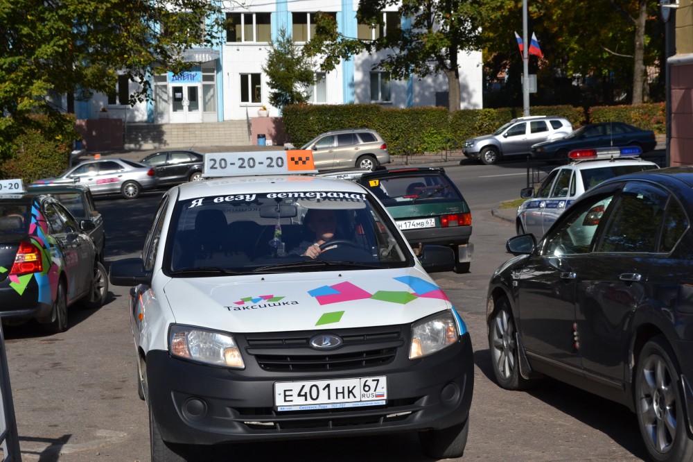 Смоленское такси номер телефона. Такси Смоленск. Таксопарк Смоленск. Смоленский таксопарк. Таксисты Смоленска.